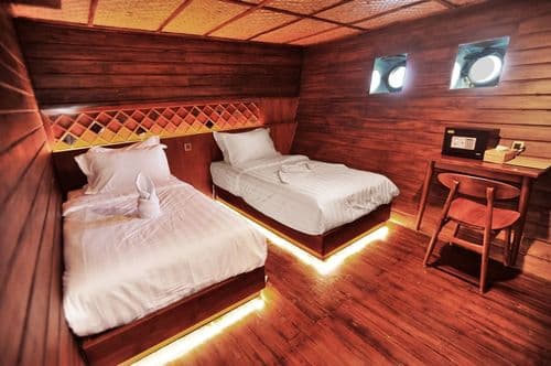 Lower Deck Cabin, Neomi